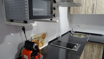 Réfrigérateur, four, plaque de cuisson, cafetière/bouilloire