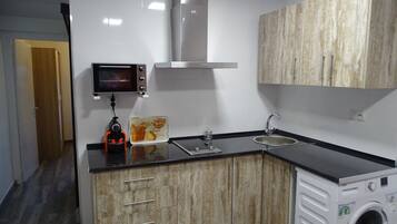 Fridge, oven, stovetop, coffee/tea maker