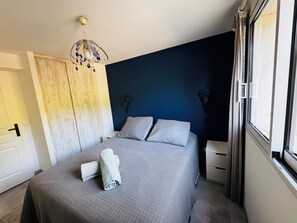 3 室のベッドルーム、アイロン / アイロン台、WiFi、ベッドシーツ