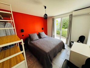 3 bedrooms, iron/ironing board, WiFi, bed sheets - Cavalaire Self-contained apartment in villa for 6/8 people ( 10/12p on request) (Cavalaire-sur-Mer)