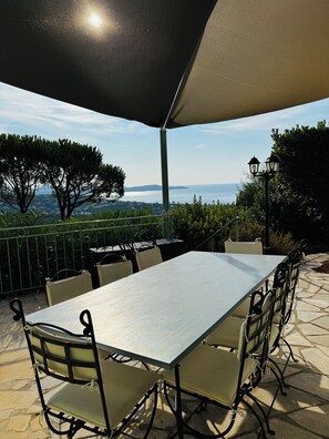 Outdoor dining - Cavalaire Self-contained apartment in villa for 6/8 people ( 10/12p on request) (Cavalaire-sur-Mer)