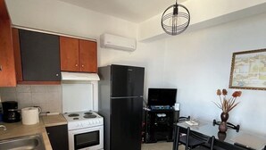 Een koffiezetapparaat/waterkoker, een koelkast, een magnetron, een oven
