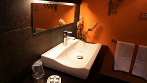 A bathroom with a white sink, a mirror, and a towel rack. - Casiopea charming lodging for two persons (Braojos)