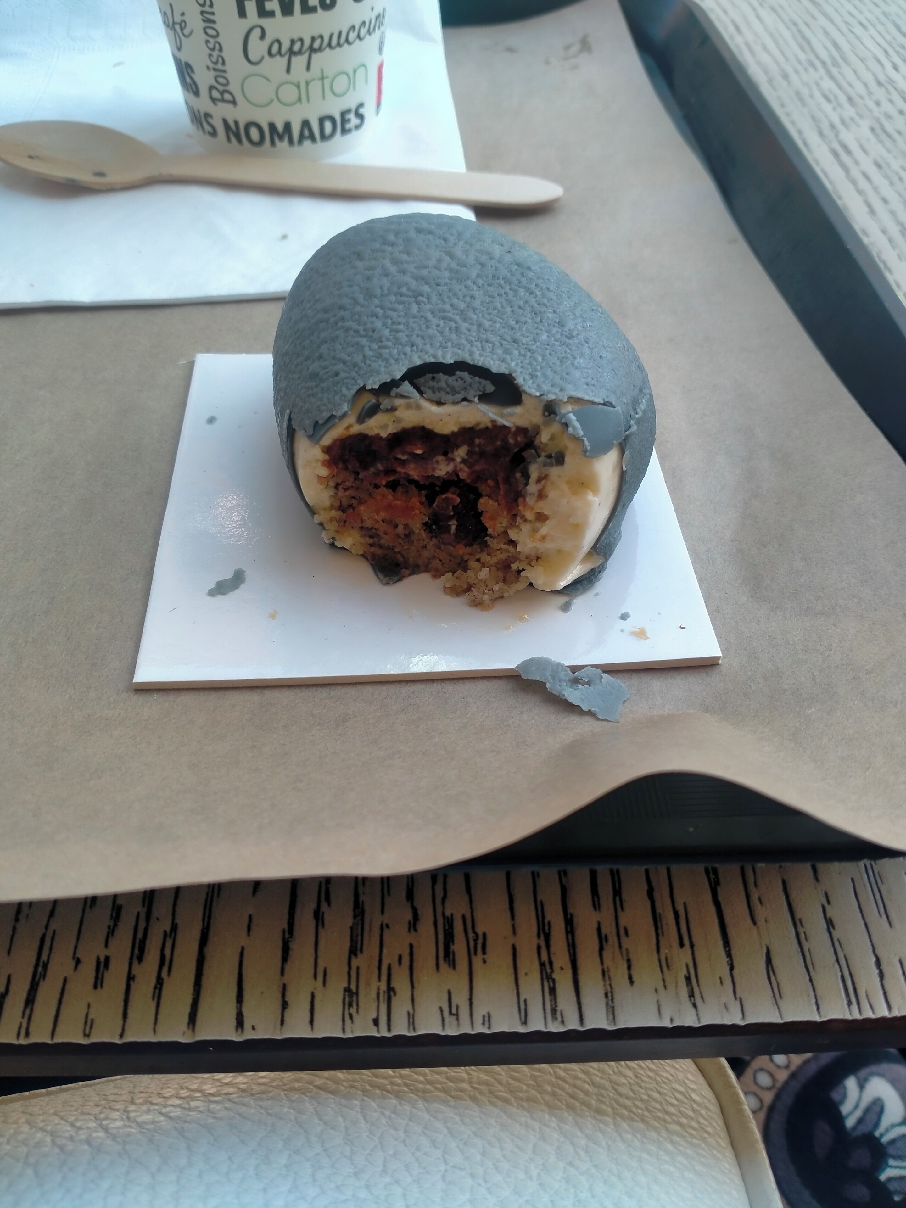 Un pastel medio comido sobre un mantel blanco.