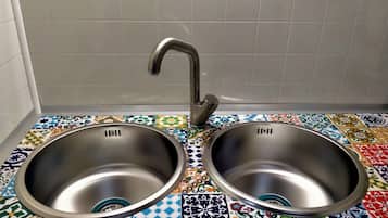 Ensemble douche/baignoire, sĂšche-cheveux, bidet, serviettes fournies