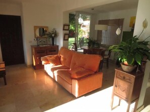 TV, DVD player, books, stereo - Independent house with garden (Santa Eularia des Riu)