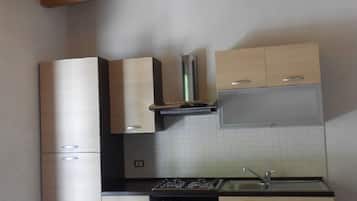 Frigorifero, forno, piano cottura, macchina per tè/caffè