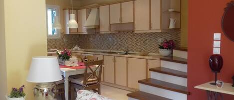 冷蔵庫、オーブン、コーヒー / ティーメーカー、トースター