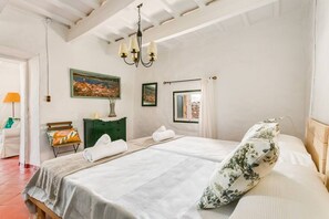 3 makuuhuonetta, työpöytä, silitysrauta/-lauta, Wi-Fi