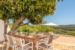 تناول الطعام بالخارج