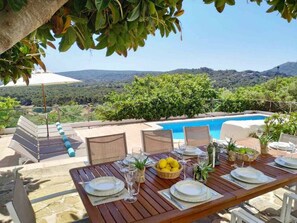 تناول الطعام بالخارج