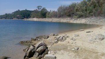 Chaises longues, serviettes de plage