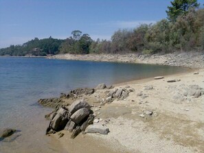 Chaises longues, serviettes de plage
