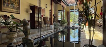 Premium Colonial Villa with Pool, charming Staff + Beach House