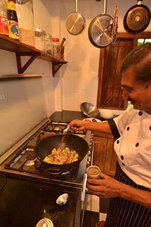 Réfrigérateur, four, plaque de cuisson, grille-pain