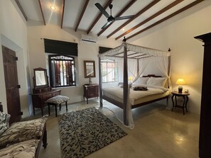 5 bedrooms, iron/ironing board, internet, bed sheets - Premium Colonial Villa with Pool, charming Staff + Beach House (Ambalangoda)