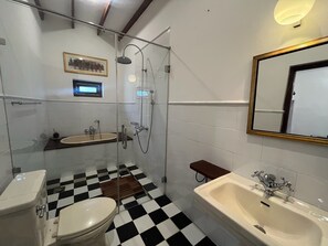 Kylpyamme, hiustenkuivaaja, pyyhkeet, saippua