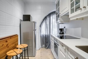 Kühlschrank, Mikrowelle, Ofen, Geschirrspüler
