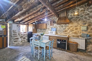 Fridge, microwave, oven, stovetop - Casas Rurales Paredes, La Cuadra (Villar de Corneja)