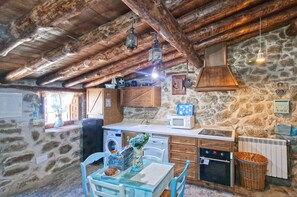 Fridge, microwave, oven, stovetop - Casas Rurales Paredes, La Cuadra (Villar de Corneja)