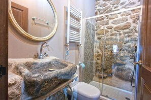 Shower, jetted bath, towels, soap - Casas Rurales Paredes, La Cuadra (Villar de Corneja)