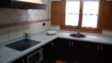 Réfrigérateur, micro-ondes, plaque de cuisson, lave-vaisselle
