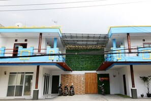 Vista frontal de la propiedad