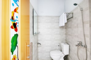 Regadera, amenidades de baño gratuitas, toallas