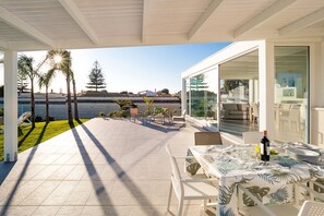 Outdoor dining - Villa with private pool, 300 metres from beach - DiCasaInSicilia (Marsala)