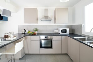 Kühlschrank, Mikrowelle, Ofen, Herdplatte