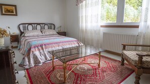 5 bedrooms, iron/ironing board, bed sheets