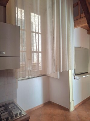 Réfrigérateur, four, plaque de cuisson, cafetière/bouilloire