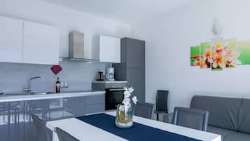 Fridge, oven, stovetop, dishwasher