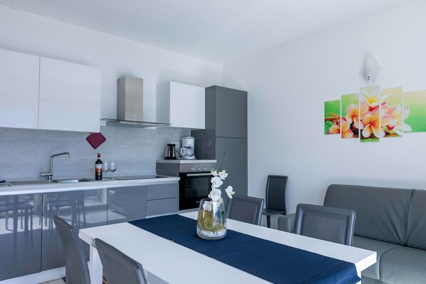 Réfrigérateur, four, plaque de cuisson, lave-vaisselle