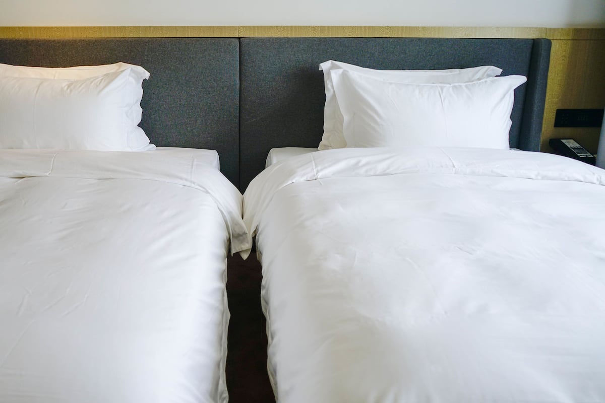 Deluxe Twin Room | In-room safe, desk, blackout drapes, iron/ironing board