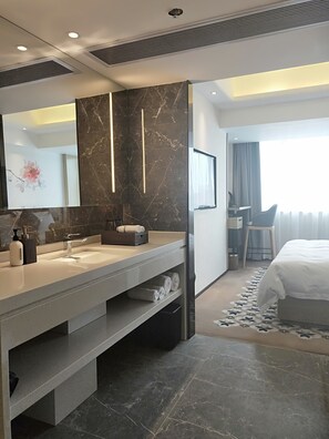 デラックス ダブルルーム | セーフティボックス (室内)、デスク、遮光カーテン、アイロン / アイロン台