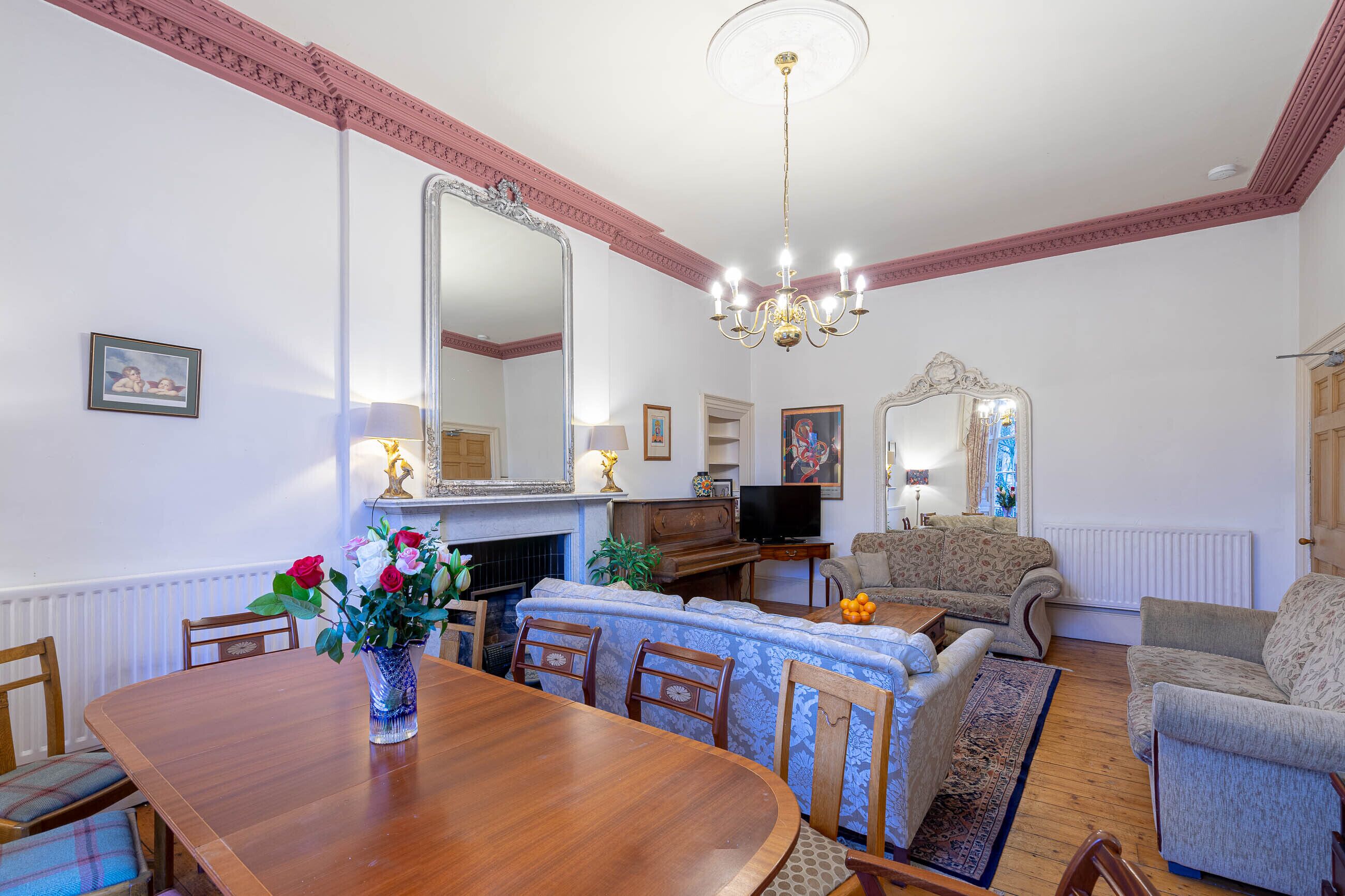 Una Smart TV, una chimenea, libros