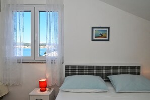 2 bedrooms, iron/ironing board, WiFi, bed sheets - MILE 2 with 2 bedrooms, only 60m from the beach (Okrug Donji)