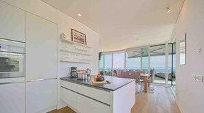 Kühlschrank, Ofen, Geschirrspüler, Wasserkocher mit Kaffee-/Teezubehör