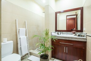 Villa básica | Baño | Regadera, amenidades de baño gratuitas, secadora de cabello, pantuflas 