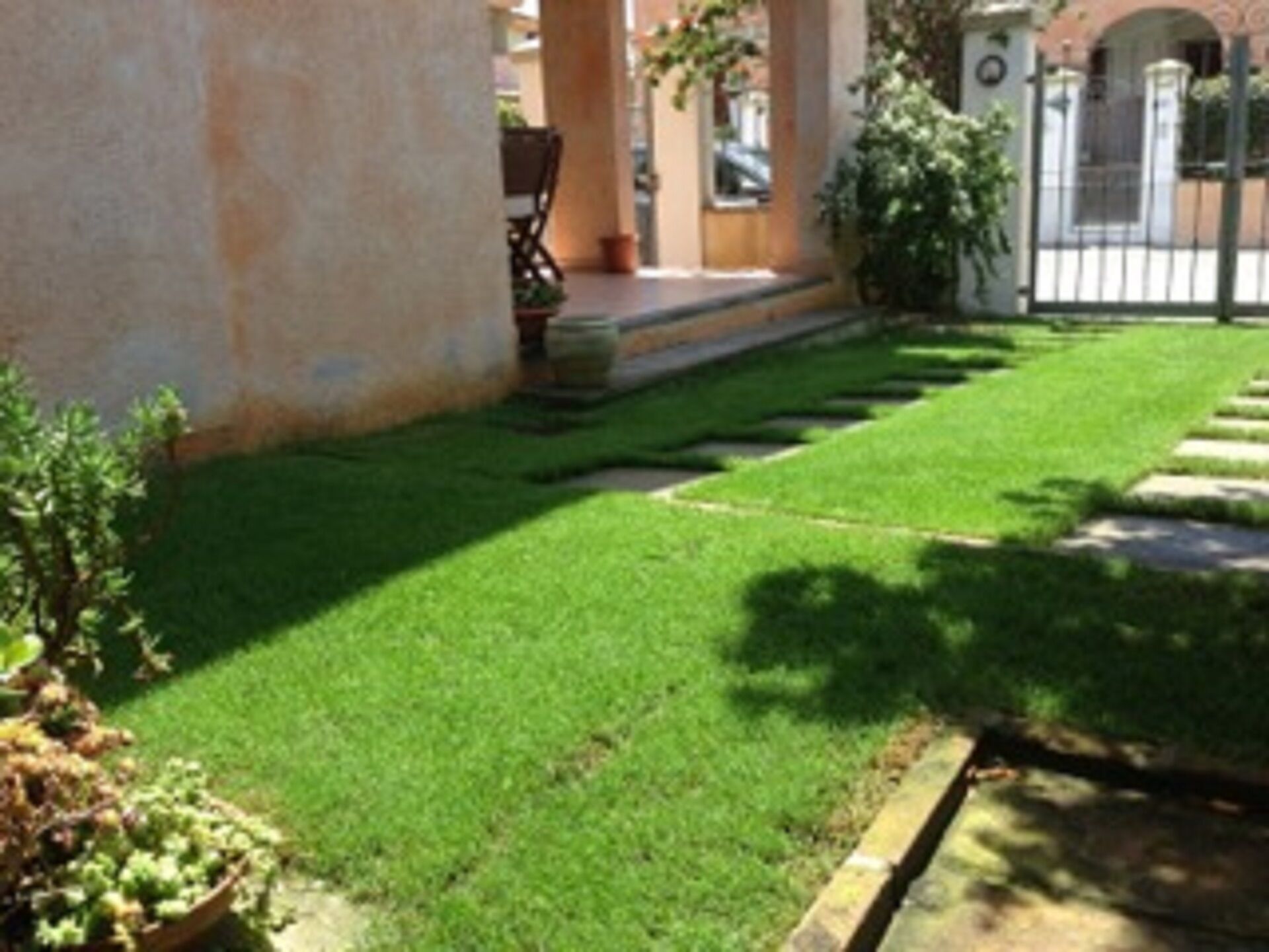 Elegant and elegant villa with garden (2)