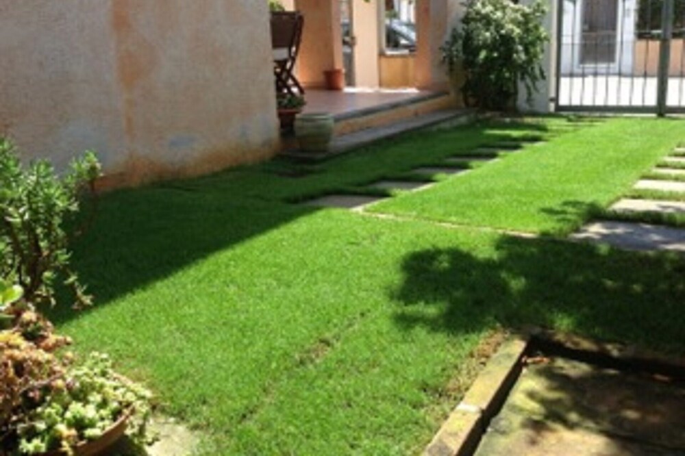Elegant and elegant villa with garden (2)