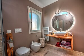 Douche, sĂšche-cheveux, bidet, serviettes fournies