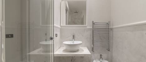 Ensemble douche/baignoire, sèche-cheveux, bidet, serviettes fournies