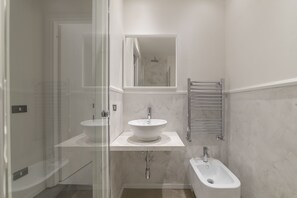 Duschwanne, Haartrockner, Bidet, Handtücher