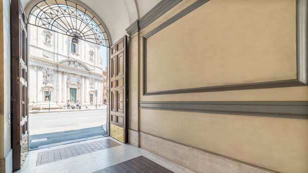 A hotel entrance with a view of a classical building outside. - Prestigious "farnese loft" (Roma)