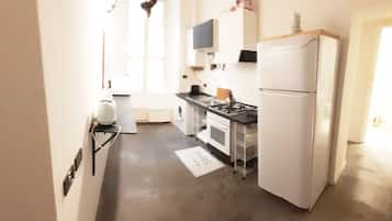 Fridge, microwave, oven, coffee/tea maker