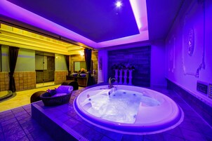 尊榮客房, 1 張特大雙人床, 非吸煙房 | 浴室 | 獨立浴缸和淋浴設備、按摩浴缸、水療按摩蓮蓬頭、免費盥洗用品