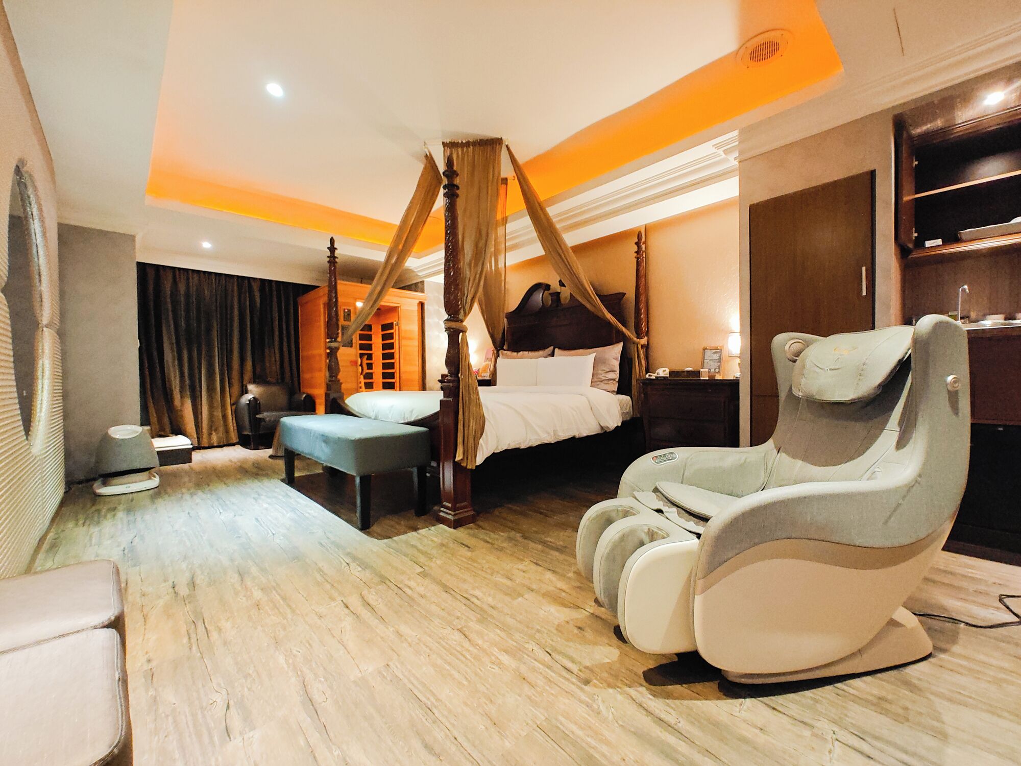 premium room, 1 king bed, non smoking | hypo-allergenic bedding, minibar, individually furnished, desk