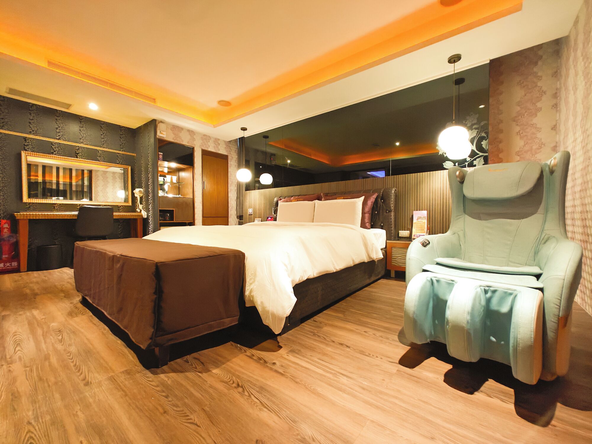 romantic room, 1 king bed, non smoking | hypo-allergenic bedding, minibar, individually furnished, desk